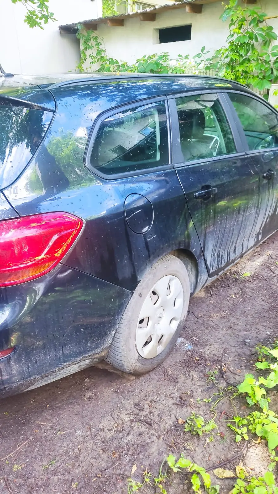 Opel Astra J pregătit pentru vânzare, curat și fotografiat în lumină naturală